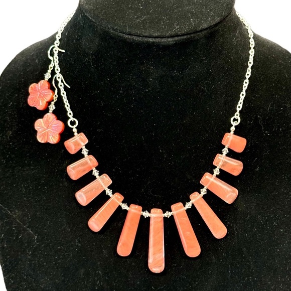 Handcrafted Cherry Quartz Bib Necklace and Mother of Pearl Carved Earrings - Picture 4 of 7